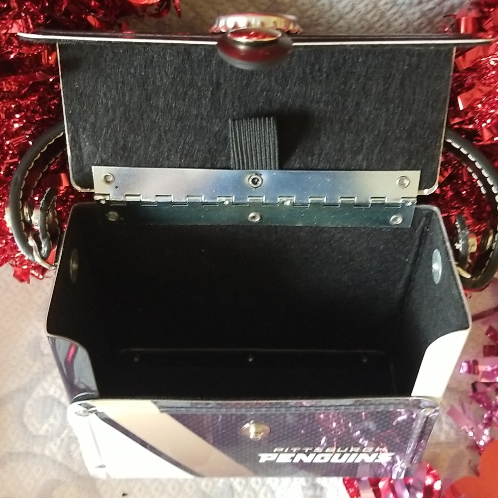 PITTSBURG PENGUINS CHROME PURSE - Picture 7 of 8